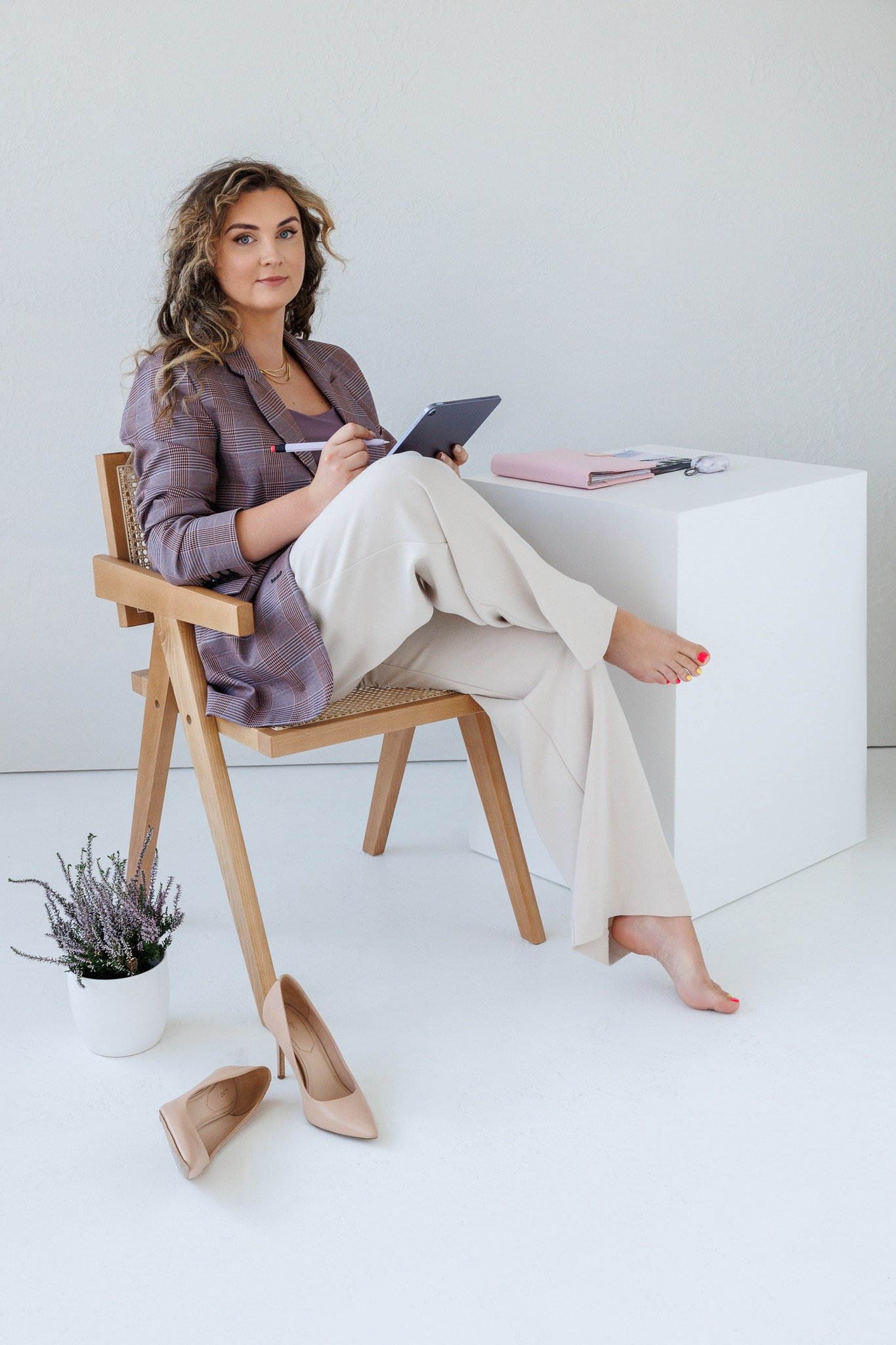 violeta – menininke ir skaitmeniniu vizualizaciju kureja, su procreate plansete kuria unikalius interjero, eksterjero ir sventes dekoro eskizus