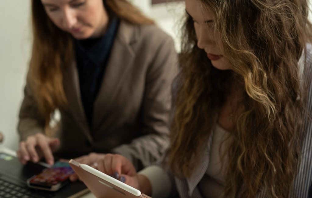 skaitmeninis piesimas plansete kurybiniai eskizai ir 3d vizualizacijos su procreate programa svenciu dekorui ir krastovaizdziui